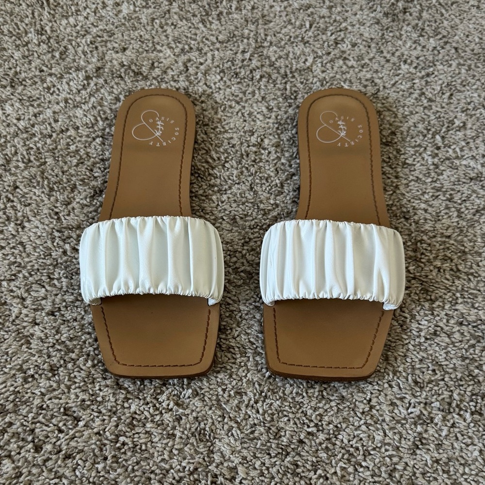 VICI Oasis Society white flats Sandals women’s size 7.5